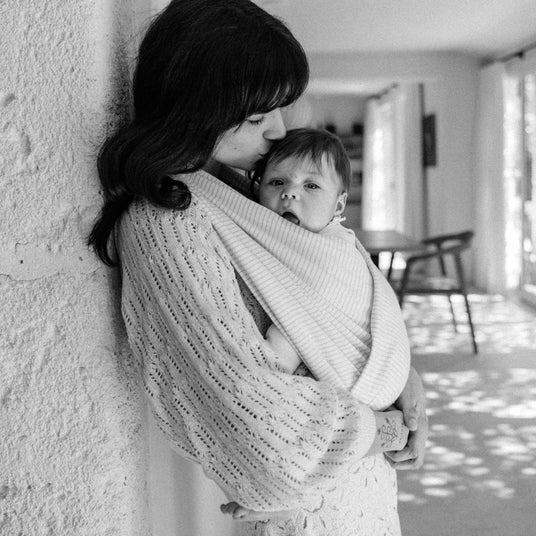 Porte-bébé en coton bio Studio Romeo, matière écoresponsable et certifiée Oeko-Tex.