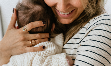 Allaiter en porte-bébé : tout ce qu'il faut savoir avant de se lancer
