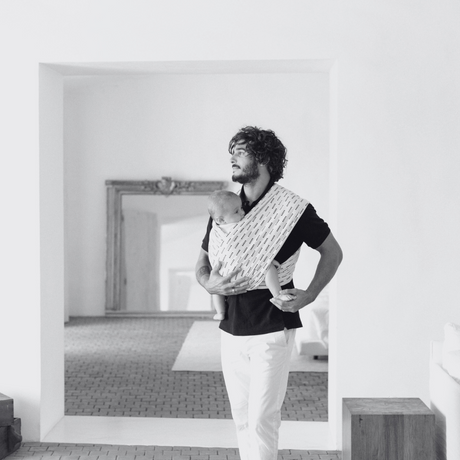 Le portage pour les papas cools : quel porte-bébé physiologique choisir quand on est un papa ?