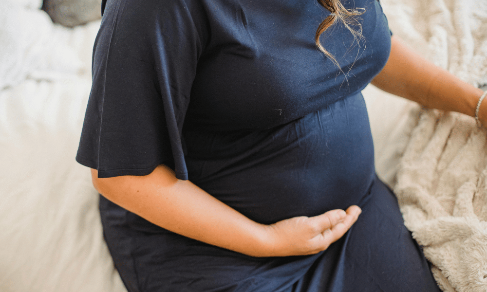 Femme enceinte qui vit une fausse couche