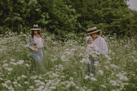 Histoire du portage à travers les âges : un lien universel entre parent et enfant