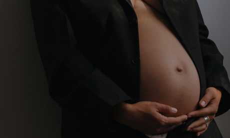 Femme enceinte tenant son ventre lors des premiers mois de la grossesse