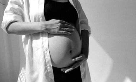 Femme enceinte qui se tient le ventre car elle est inquiète