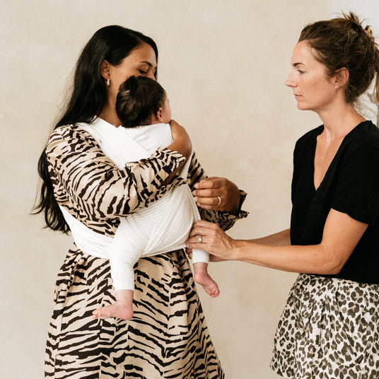 Tutoriels Studio Romeo, guide pratique pour un portage bébé confortable et sécurisé.