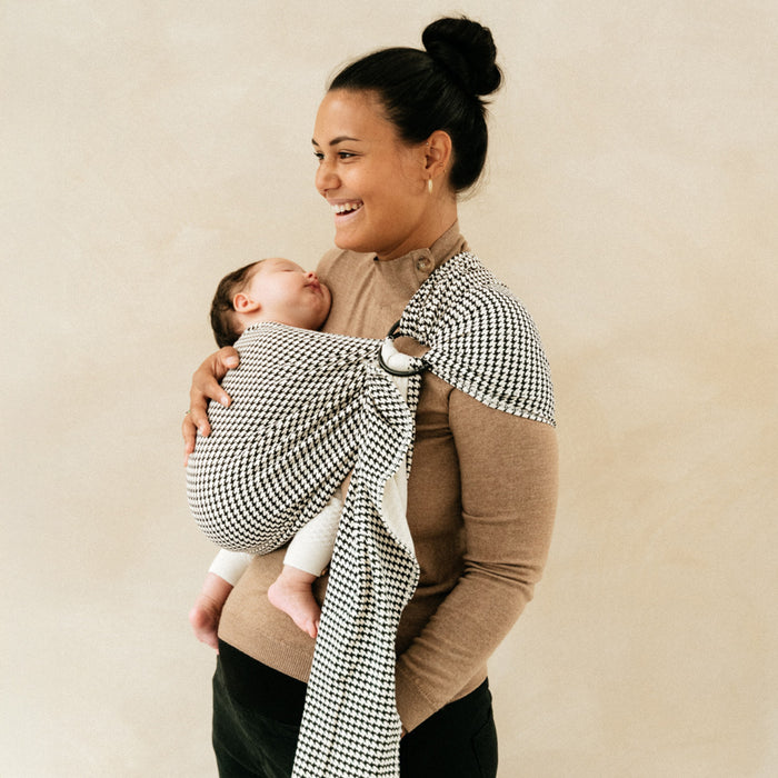 Écharpe de portage Sling Studio Romeo Moss, sans nœud et facile à enfiler.