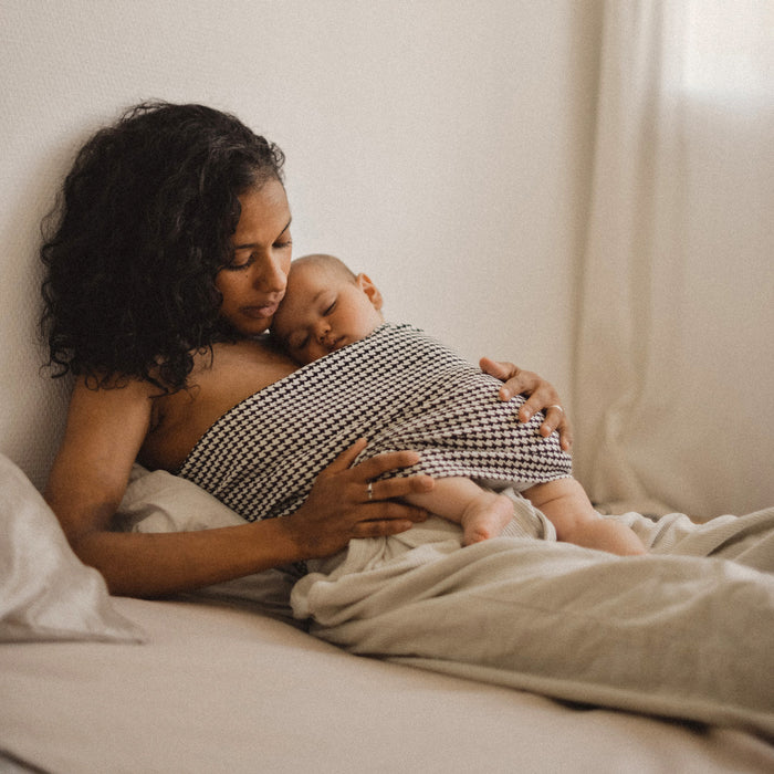 Bandeau peau à peau Studio Romeo Moss, idéal pour le contact postnatal et l’allaitement.